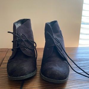 Black boot wedges